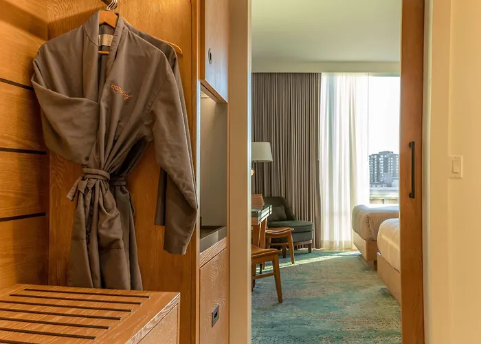 Queen Corner Room City View